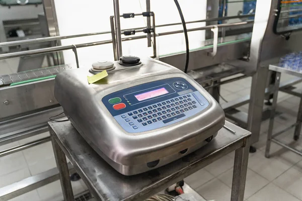 Schalttafel der automatisierten Maschine in der Fabrik für reine Wasserproduktion, Nahaufnahme — Stockfoto