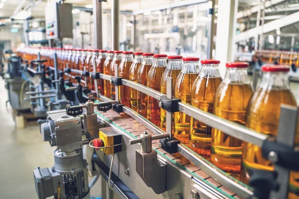 コンベアベルト、飲料工場や工場内のガラス瓶のジュース、工業生産ライン — ストック写真