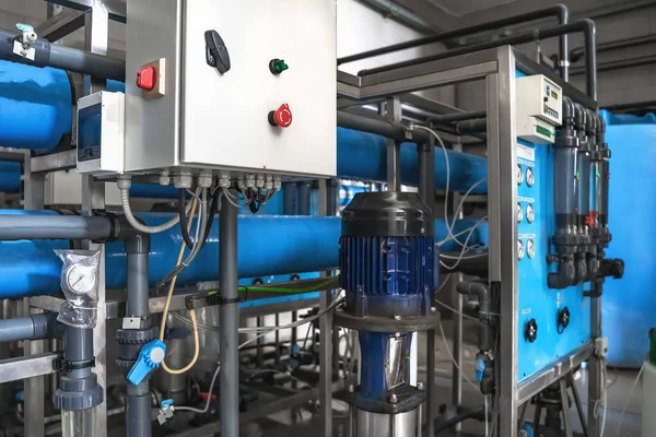 Systeem van automatische behandeling en multi-level filtratie van goed geproduceerd drinkwater. Installaties of fabrieken voor de productie van gezuiverd drinkwater — Stockfoto