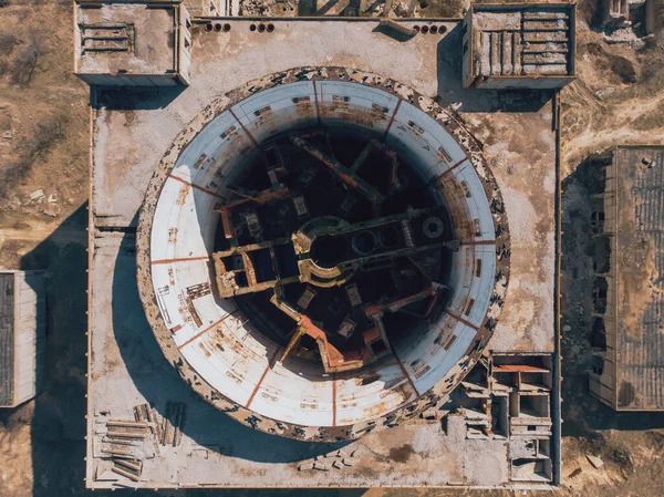 Vista aérea de cima para baixo da Usina Nuclear abandonada e arruinada em Shelkino, Crimeia. Grande construção industrial da URSS com torre redonda de reator atômico, tiro drone — Fotografia de Stock