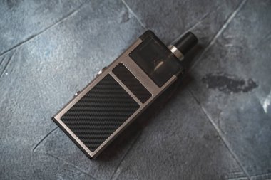 Değiştirilebilir kartuşlar ile Vape pod sistemi veya pod mod yakın - vaping ürünleri yeni nesil - daha yüksek nikotin mukavemetleri teneffüs için küçük boyutlu cihazlar