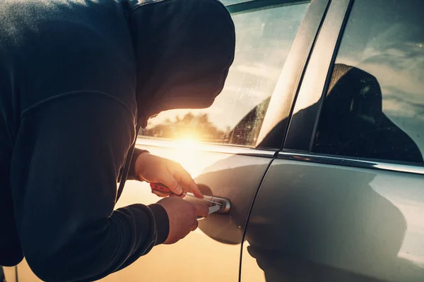 Ladrón de coches o ladrón tratando de romper la cerradura de la puerta de auto, de cerca. Concepto de robo de coche —  Fotos de Stock