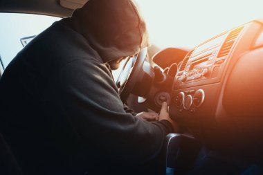 Mahalledeki suçlu araba çalıp çalıştırmaya çalışıyor, araba hırsızlığı kavramı