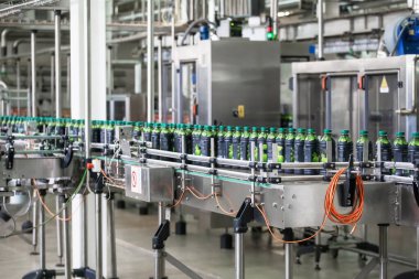 Modern fabrika ekipmanları meyve suyu plastik şişeile Konveyör hattı. İç içecek üretim tesisi iç