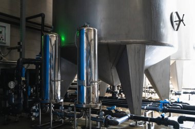 Otomatik tedavi ve içme suyu arıtma sistemi. Saf içme suyu üretmek için bitki ya da fabrika