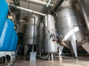 İçme suyu fabrikası veya bitki üretimi, endüstriyel iç. Kuyudan filtreleme ve içme suyu arıtma için büyük metal tanklar