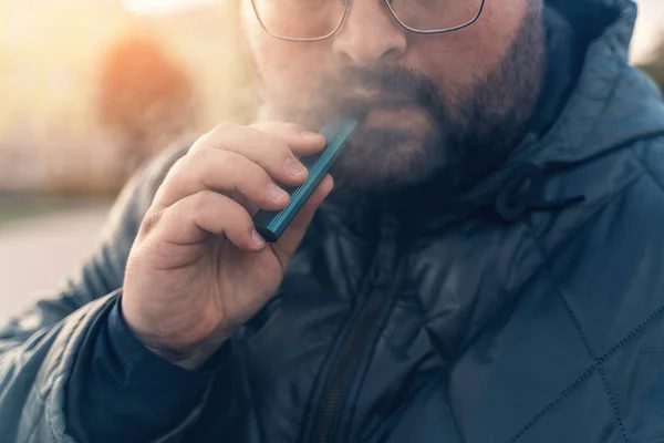 Az ember elszívja az új Vape Pod System, belélegzi és kilégzi gőz elektronikus cigaretta, gőzölgő koncepció — Stock Fotó