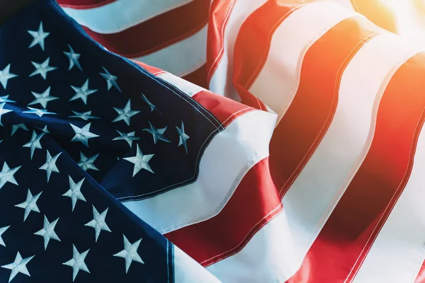 Американский флаг или фон национального флага Соединенных Штатов Америки в солнечном свете, крупным планом — стоковое фото