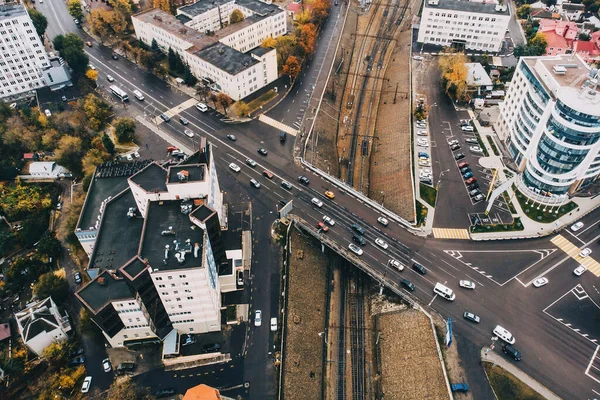 Pont sur le chemin de fer avec le trafic de voitures de ville, le transport urbain et l'infrastructure, vue aérienne du haut du drone — Photo