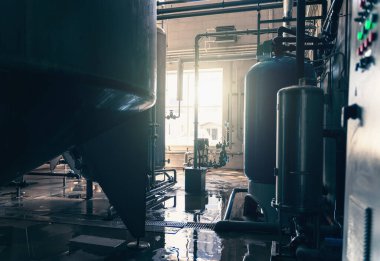 İçme suyu fabrikası veya bitki üretimi, endüstriyel iç. Kuyudan filtreleme ve içme suyu arıtma için büyük metal tanklar