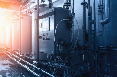 Güneş ışığında otomatik makine ekipmanları ile içecek sanayi fabrikası, tonlu