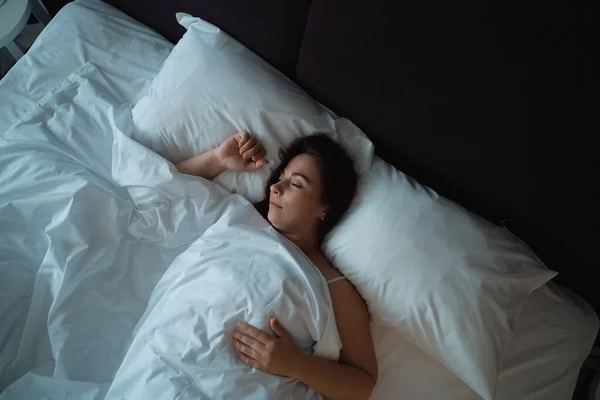 Söt flicka sover i stor säng, ovanifrån — Stockfoto