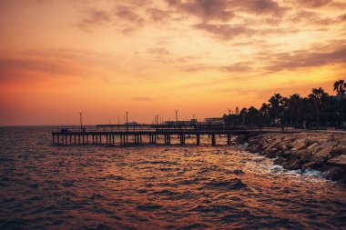 Kıbrıs 'ta dramatik bir gün batımı. Limasol iskelesi ve akşam denizi. Akdeniz manzarası
