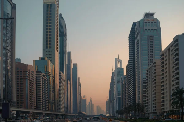 Gyönyörű Dubai belvárosi út a városközpontban városkép sok felhőkarcoló épületek, Egyesült Arab Emírségek — Stock Fotó