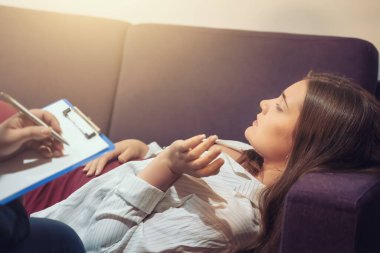 Ruh sağlığı, psikolog, depresyondaki genç kadına danışmanlık. PTSD ve diğer psikoloji sorunları