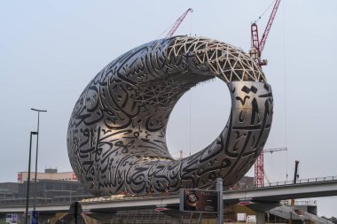 Dubai, BAE - Şubat 2020: The Museum of the Future şu anda Dubai, BAE 'de yapım aşamasında olan vizyon sahibi bir kültür kurumu. Yenilik ve Tasarım Müzesi