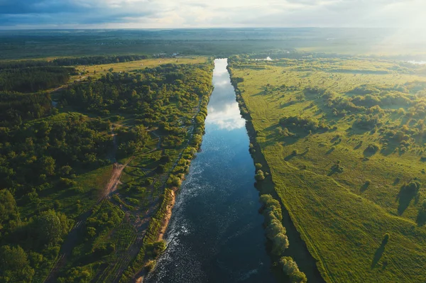 Belo pôr do sol de verão sobre o rio azul entre prados verdes, paisagem natureza liberdade, panorama aéreo de drone — Fotografia de Stock