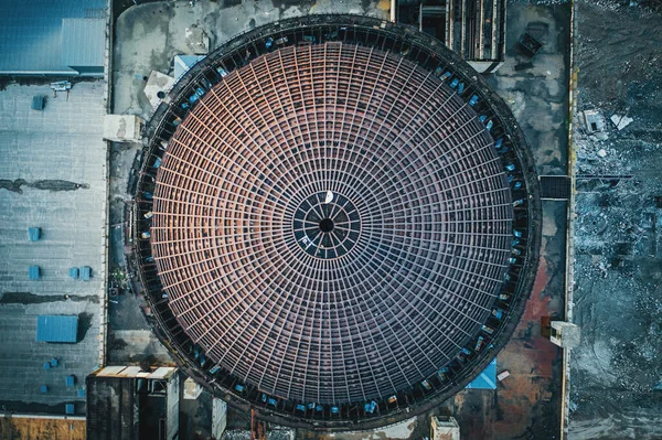 Boven rond ijzeren dak van onvoltooide kerncentrale, cirkel metalen constructie, industrieel gebouw, bovenaanzicht vanuit de lucht — Stockfoto