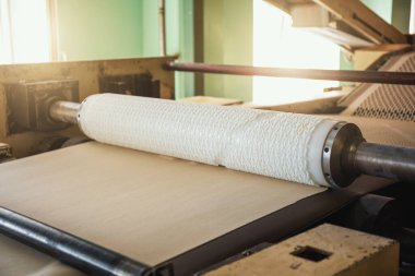 Taşıma bandında tatlı kurabiyeler olan fırın üretim hattı, şekerleme fabrikası atölyesi