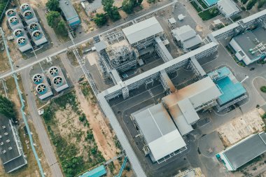 Çelik dikenli endüstriyel petrokimya fabrikası, özel metal bina ekipmanları, insansız hava aracının hava manzarası.