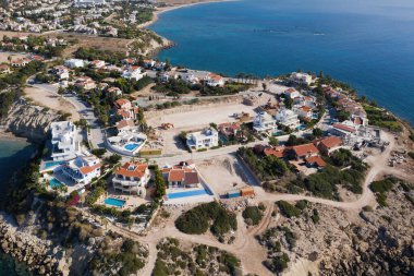 Kıbrıs Rum Kesimi, Paphos kenti yakınlarındaki kayalıklarda villa binaları ve hava manzarası
