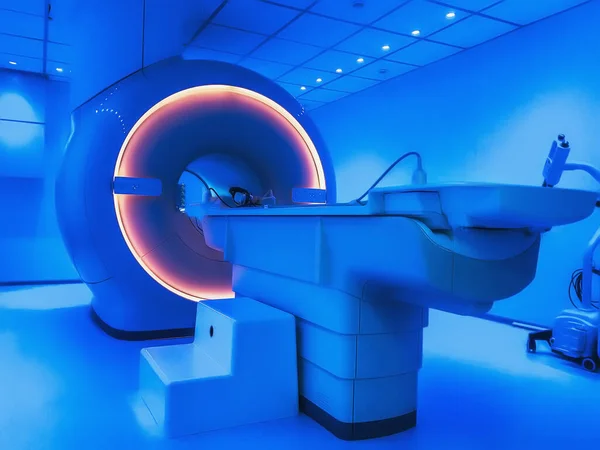 MRI - Manyetik rezonans tomografi görüntüleme aygıtı mavi renkte — Stok fotoğraf