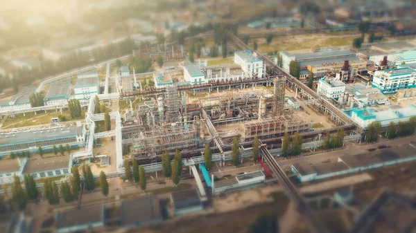 Letecký pohled na Chemickou továrnu s cisternami skladuje ocelové potrubí, průmyslové zóny, náklon-posun pohled jako malé domečky hraček s rozmazaným pozadím — Stock fotografie