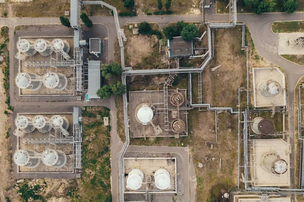 Tangki kimia menyimpan di pabrik industri petrokimia, pandangan atas udara dari drone — Stok Foto