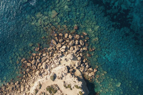 Meeresluftbild, azurblauer Wasserhintergrund mit Felsküste in Zypern, mediterrane Landschaft von oben — Stockfoto