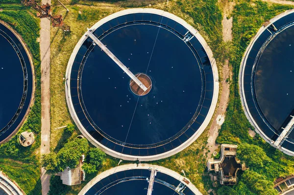 Pandangan udara atas jajak pendapat putaran di pabrik pengolahan air limbah, penyaringan air kotor atau limbah — Stok Foto