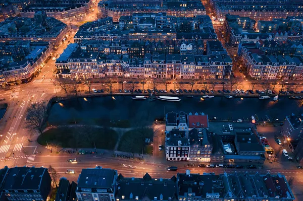 Amsterdam City Luftaufnahme bei Nacht, Niederlande, Blick von der Drohne — Stockfoto