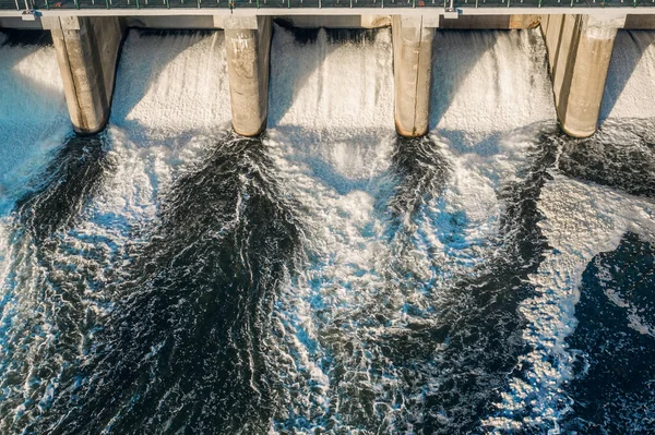 Vodní přehrada s tekoucí vodou bránou, letecký pohled z dronu — Stock fotografie