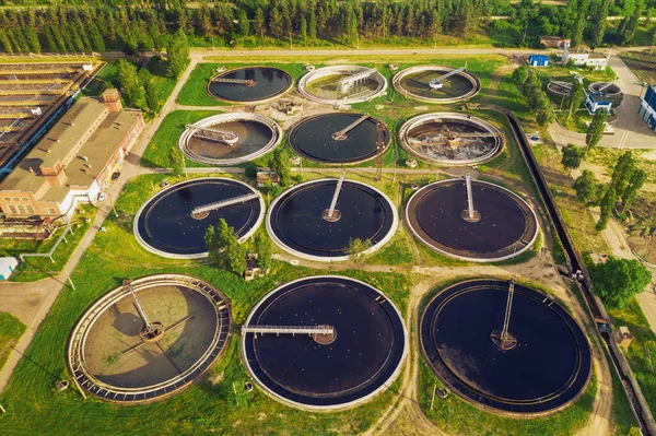 Pembangkit pengolahan air limbah, kolam bulat untuk penyaringan air kotor atau limbah — Stok Foto