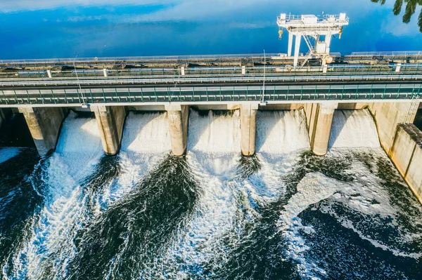 Presa hidroeléctrica o central hidroeléctrica, vista aérea —  Fotos de Stock