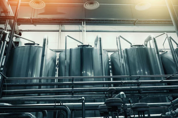 Grandes cubas industriales de acero inoxidable en cervecería moderna —  Fotos de Stock