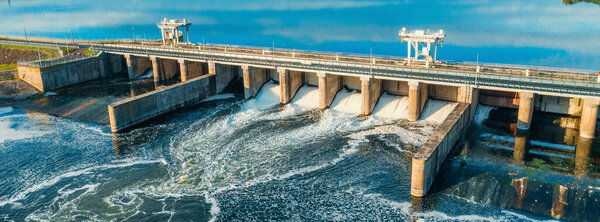 Воздушный панорамный вид на ГЭС на реке
