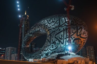 Dubai, BAE - Şubat 2020: Geleceğin Müzesi Gece Görüşü şu anda Dubai, BAE 'de yapım aşamasında olan vizyon sahibi bir kültür kurumu. Yenilik ve Tasarım Müzesi