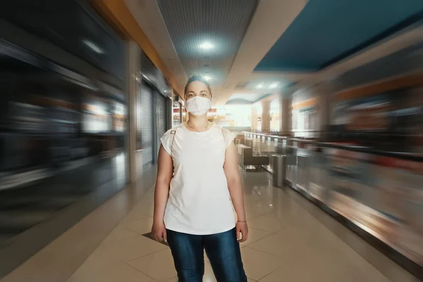 保護顔マスクの女の子は、人や店を閉じずに空のモールを歩く。コロナウイルスCovid-19パンデミック後の検疫制限の一部削除 — ストック写真