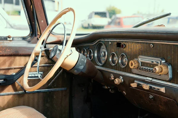 Roda jarak dekat dan panel mobil tua yang ditinggalkan berkarat — Stok Foto