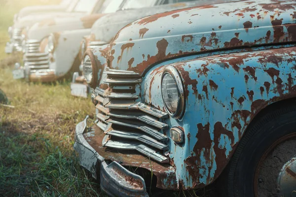 Velho retro enferrujado abandonado e carros esquecidos, cemitério de automóveis vintage — Fotografia de Stock