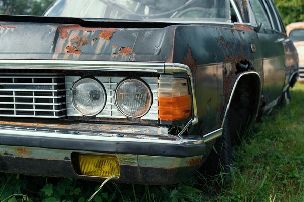 Främre strålkastare av rostig vintage gammal bil, närbild — Stockfoto
