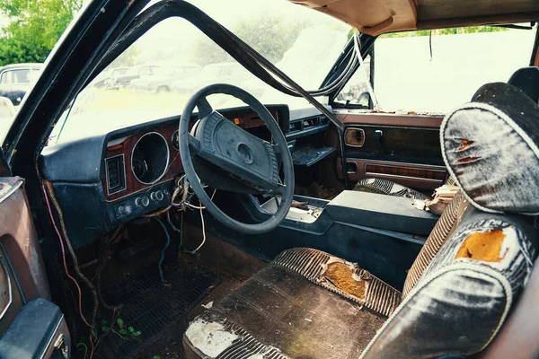 Detailní záběr kolo a panel staré staré staré rezavé opuštěné auto — Stock fotografie