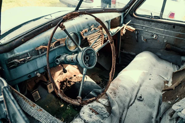 Close-up roda e painel de idade vintage enferrujado carro abandonado — Fotografia de Stock