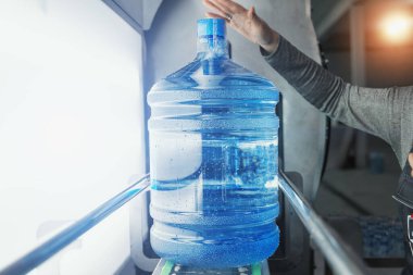 Otomatik taşıyıcı üretim hattında saf içme suyu bulunan plastik şişe. Su fabrikası