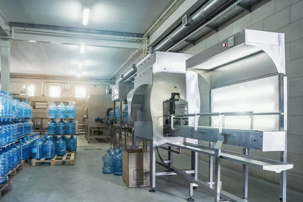 Interior industrial de planta de agua o producción de fábrica. Fábrica de bebidas, línea de producción industrial —  Fotos de Stock