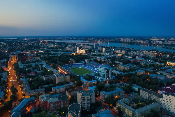 Woroneż centrum miasta wieczorem ze stadionem, drogami i wieloma budynkami, widok z lotu ptaka — Zdjęcie stockowe