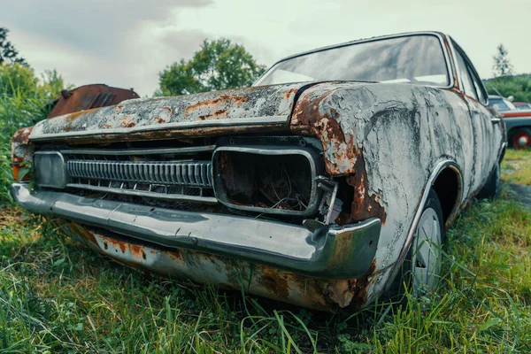 Stare porzucone i zapomniane zardzewiałe stare auto retro w złym stanie — Zdjęcie stockowe