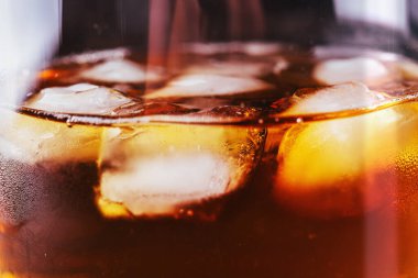 Viski ya da başka bir alkolle buz küpleri, yaklaşın.