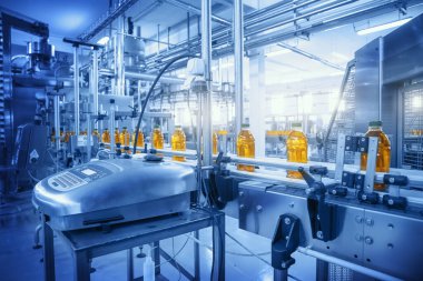 İçecek fabrikası, şişelerde meyve suyu bulunan taşıyıcı bant, mavi renkli endüstriyel içecekler, yiyecek ve içecek üretim hattı süreci.