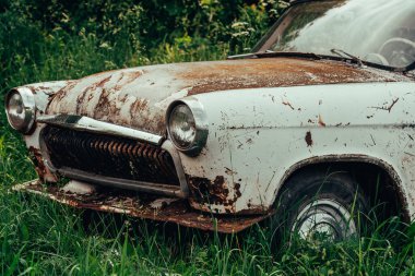 Eski paslı, eski, paslı, antika araba. Boyası soyulmuş. Kapalı, terk edilmiş.